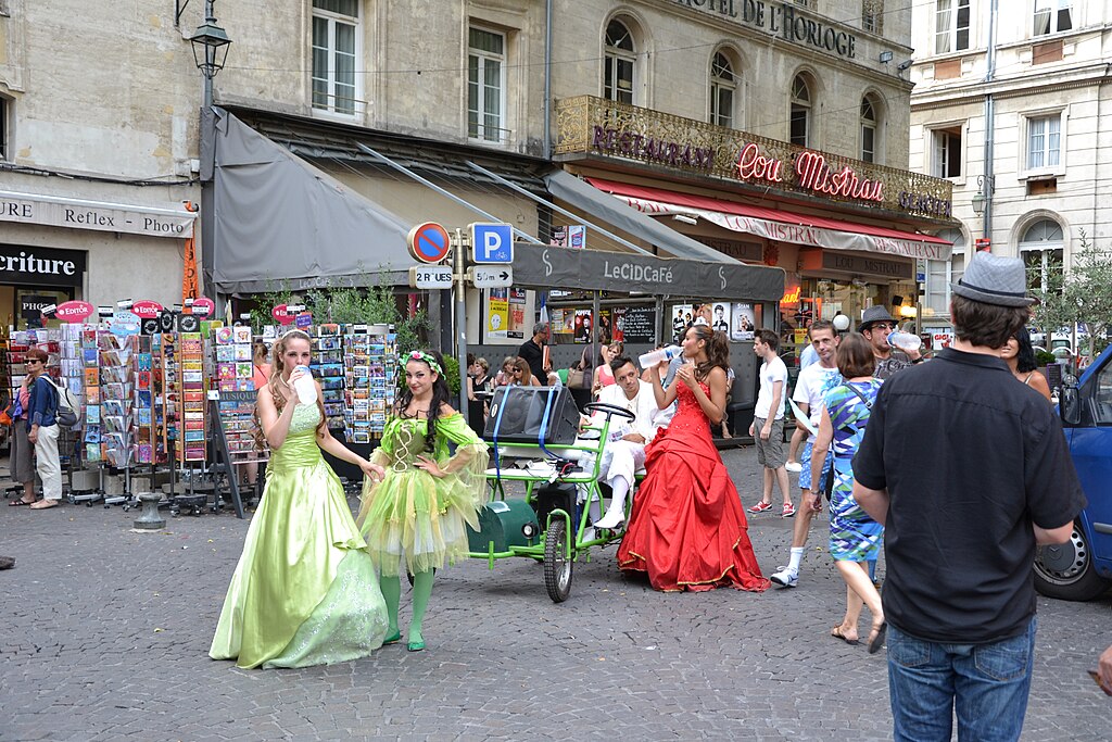 Avignon_-_troupe_festival Place de l'horloge d'Avignon, troupe de théâtre durant le festival off d'Avignon