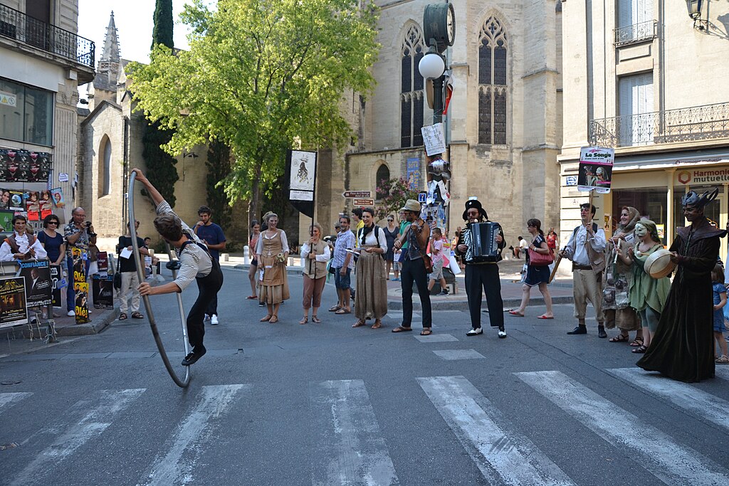 Festival_d'Avignon_-_Place_Carnot_1 Spectacle de rue Place des Carmes lors du Festival d'Avignon 2014