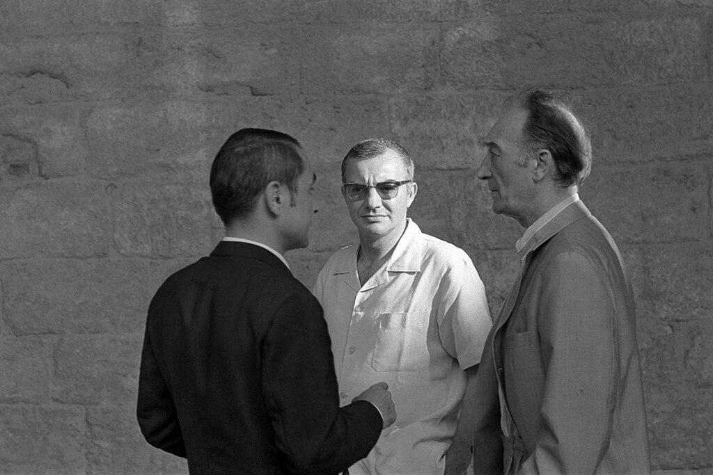 Jean_Vilar_au_festival_d'Avignon_1967_en_compagnie_d'Antoine_Bourseiller_et_François_Billetdoux Jean Vilar au festival d'Avignon 1967 en compagnie d'Antoine Bourseiller et François Billetdoux