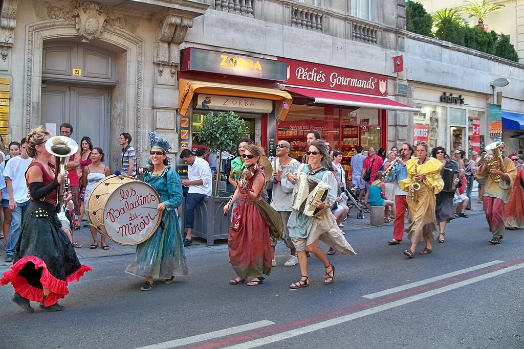 Parade_Festival Troupe de théâtre en parade, pour le Festival OFF, rue de la République à Avignon, Vaucluse