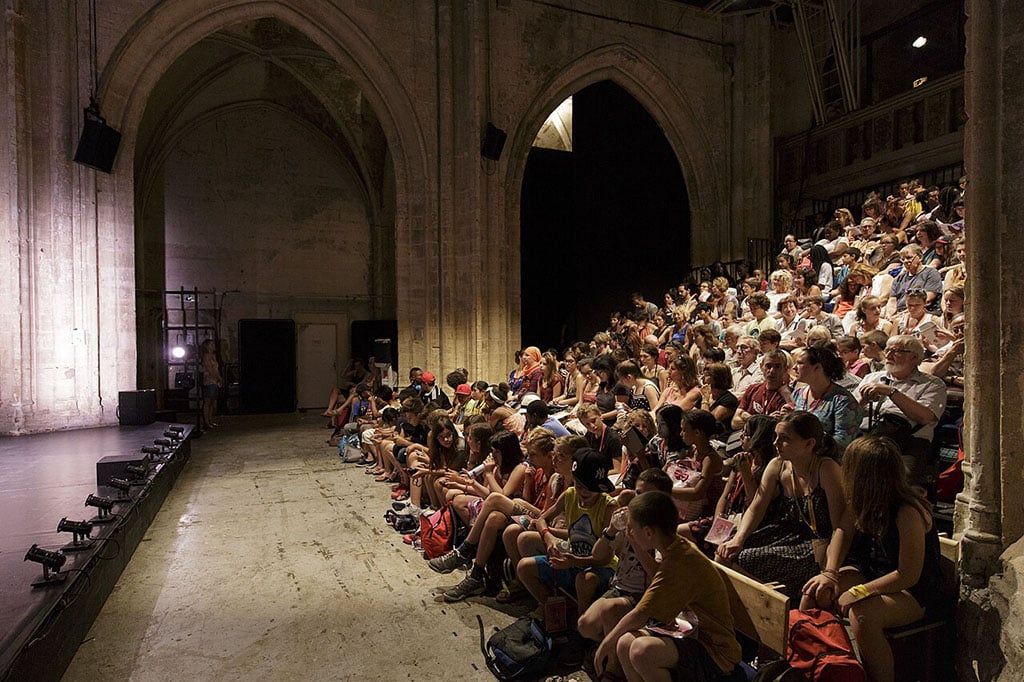 Riquet,_texte_d'après_Charles_Perrault_-_photographies_-_Christophe_Raynaud_de_Lage_-_bc6p08btv49_(39_of_63) Cours d'honneur du Palais des Papes pendant le festival d'Avignon, photo de Tao Qi