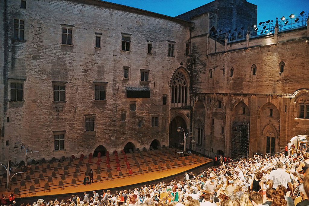 tao-qi-30hXsbFj-DU-unsplash Cours d'honneur du Palais des Papes pendant le festival d'Avignon, photo de Tao Qi
