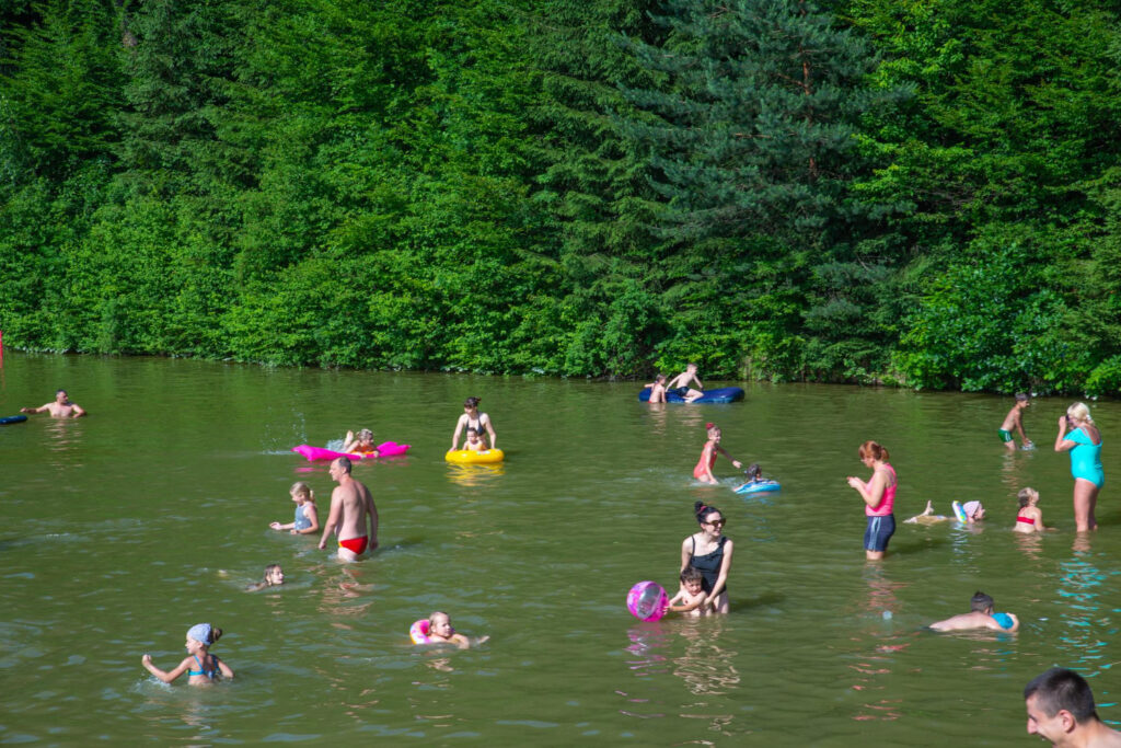 personnes se baignant dans un lac