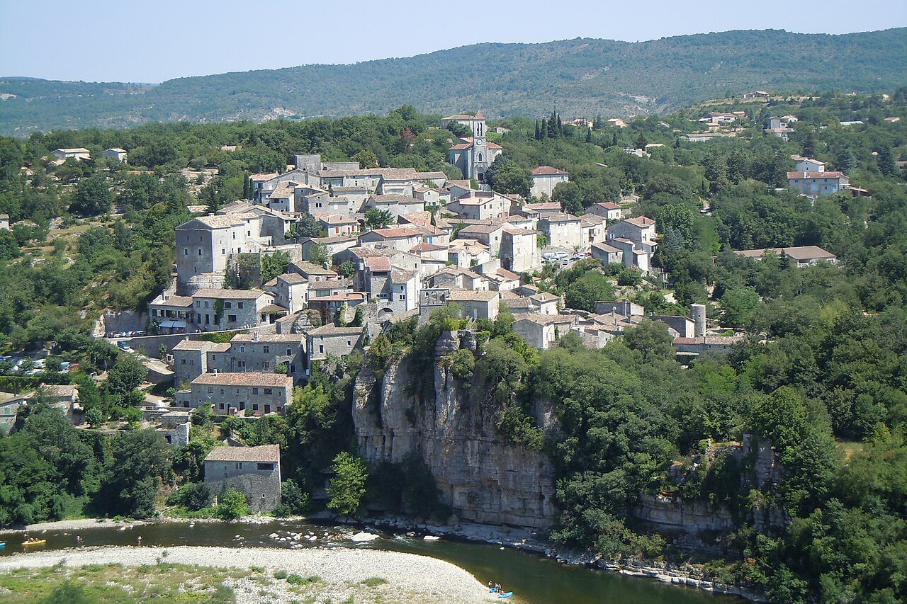 Balazuc-_vue_d'ensemble Balazuc- vue d'ensemble ©Patrice78500, CC BY-SA 3.0 via Wikimedia Commons