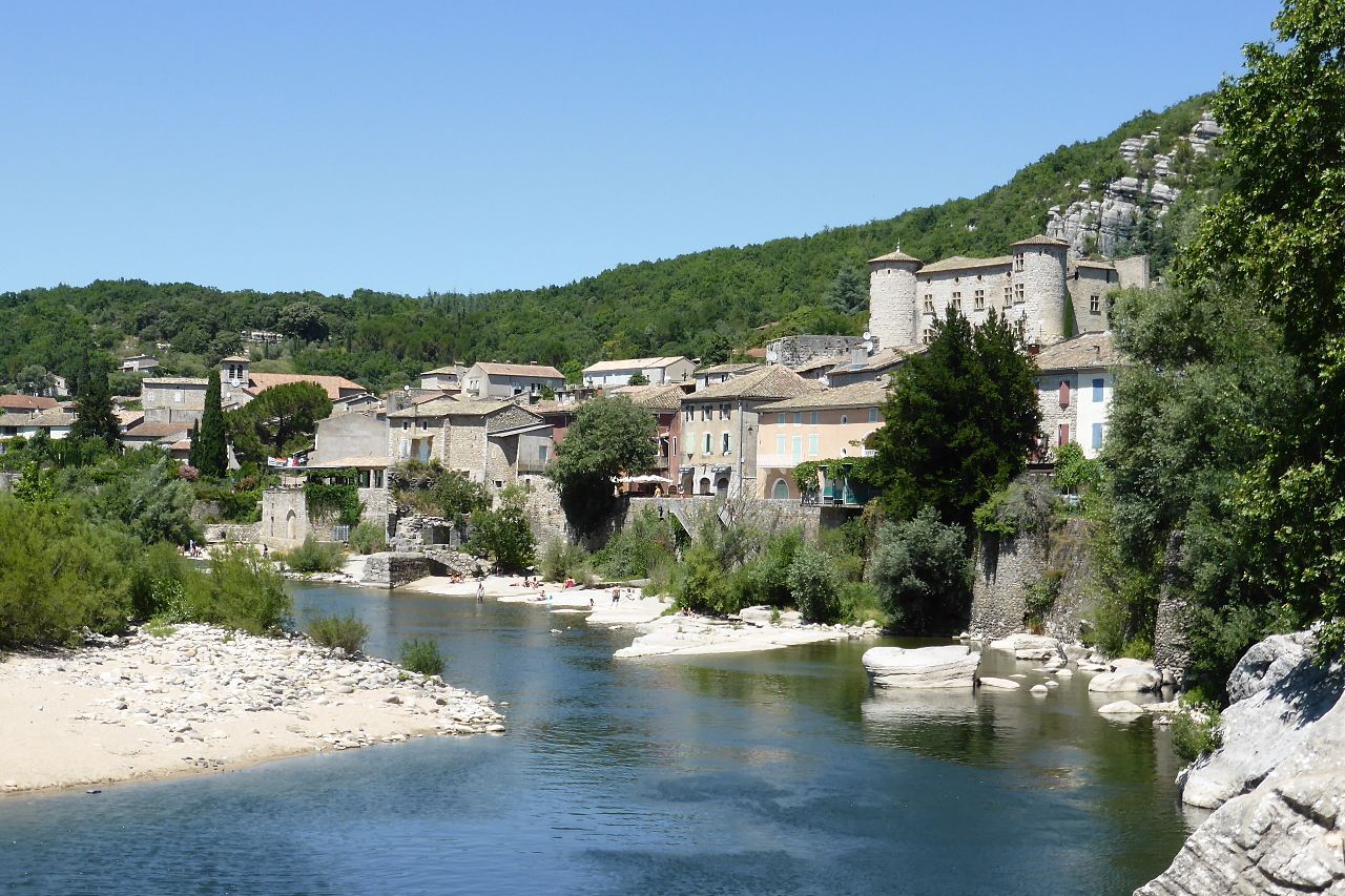 Vue_Vogüé Vue du village de Vogüé (Ardèche) et de la rivière Ardèche photo de Jacques Le Letty